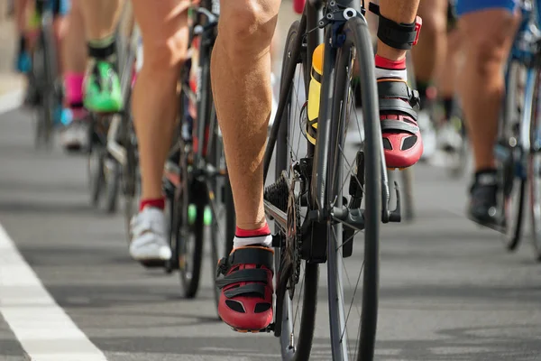 Competição de ciclismo, atletas ciclistas montando uma corrida — Fotografia de Stock