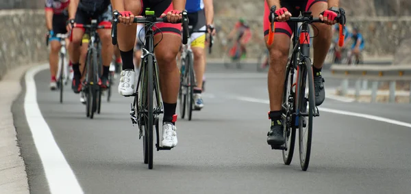 Competição de ciclismo na estrada de asfalto — Fotografia de Stock
