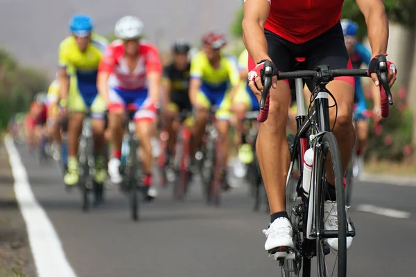 Competição de ciclismo, atletas ciclistas montando uma corrida — Fotografia de Stock