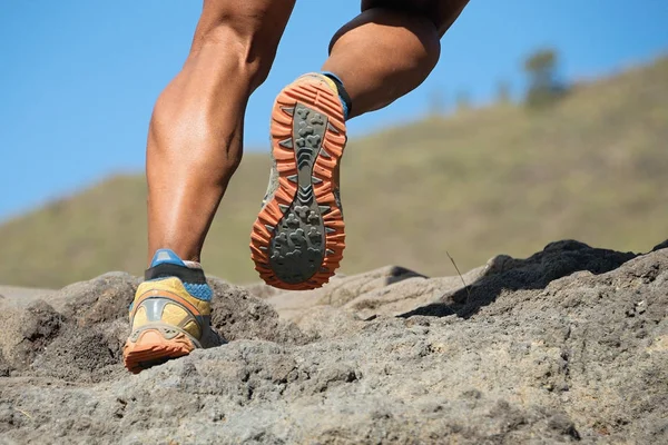 Αθλητής trail running μέσα στα βουνά, σε βραχώδη εδάφη — Φωτογραφία Αρχείου