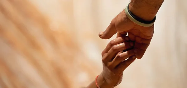 Casal de mãos dadas, ajuda quando superar obstáculos — Fotografia de Stock