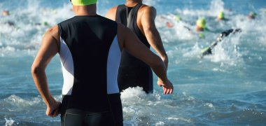 Sudan çalıştıran triathletes