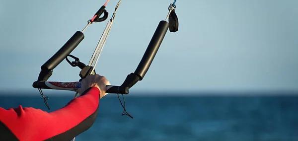 Kitesurfer ready for kitesurfing rides in blue sea — Stock Photo, Image