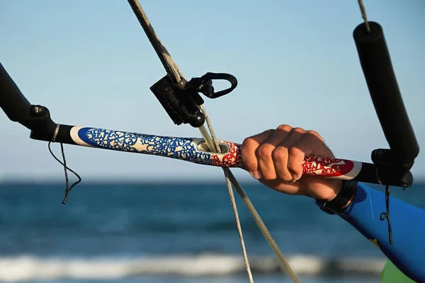 Kitesurfer ready for kitesurfing rides in blue sea — Stock Photo, Image