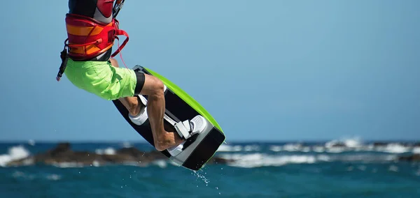 Surfista cometa volando sobre la ola —  Fotos de Stock