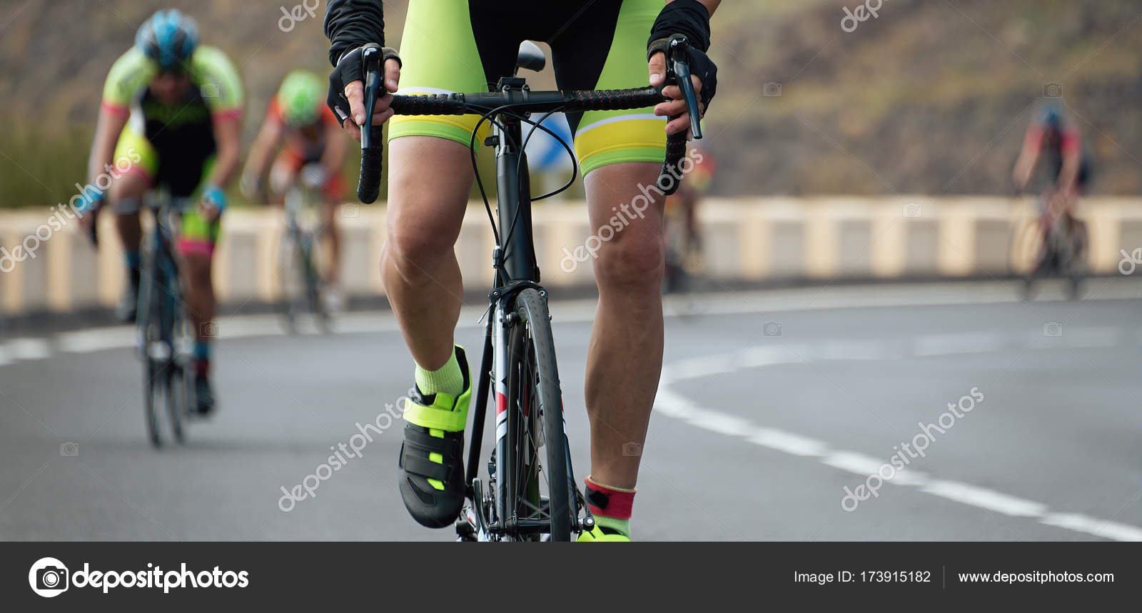 Ciclistas con bicicletas de carreras — Foto de stock #173915182