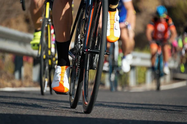 Competição de ciclismo, atletas ciclistas montando uma corrida — Fotografia de Stock