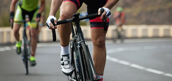 Ciclistas com bicicletas de corrida durante o ciclismo — Fotografia de Stock