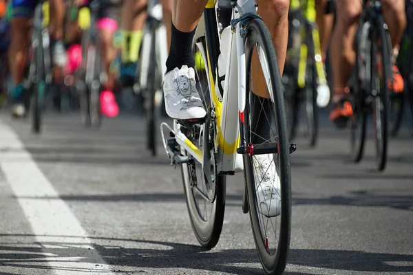 Competencia ciclista, atletas ciclistas montando una carrera — Foto de Stock