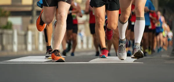 Şehir yolda çalışan maraton koşucu — Stok fotoğraf