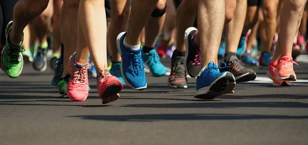 Marathonlopers waarop stad weg — Stockfoto