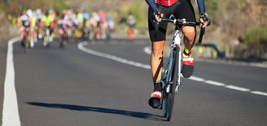 Bisiklete binme rekabet, bir bisiklet bisikletçi bir kaçış bir tepe tırmanma bir yarış sürme bisikletçi sporcular