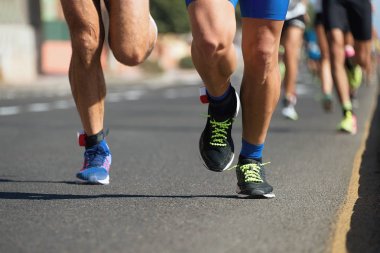 City road detay ayak üzerinde çalışan akşam ışığında çalışan maraton