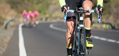 Rekabet, akşam ışığında bir yarış sürme bisikletçi sporcular Bisiklete binme