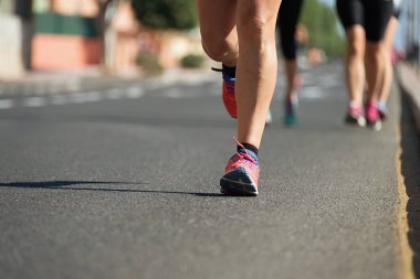 City road detay ayak üzerinde çalışan akşam ışığında çalışan maraton