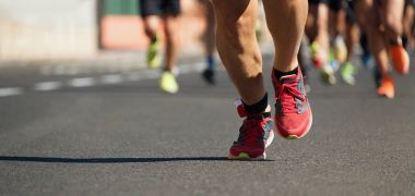 City road detay ayak üzerinde çalışan akşam ışığında çalışan maraton