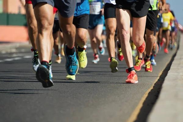 Marathonlauf Abendlicht Laufen Auf Der Stadtstraße Auf Den Beinen — Stockfoto