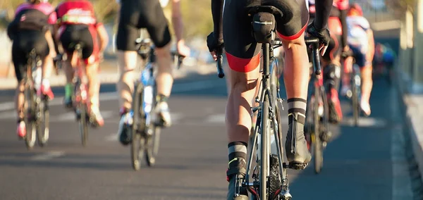 Competição Ciclismo Atletas Ciclistas Montando Uma Corrida Luz Noite — Fotografia de Stock