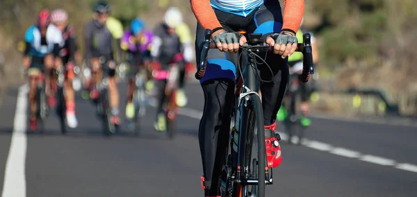 Gara Ciclistica Atleti Ciclisti Cavallo Una Gara Arrampicata Una Collina — Foto Stock