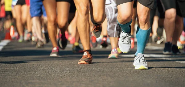 Maratoneti Che Corrono Sulla Strada Cittadina Dettaglio Sulle Gambe — Foto Stock