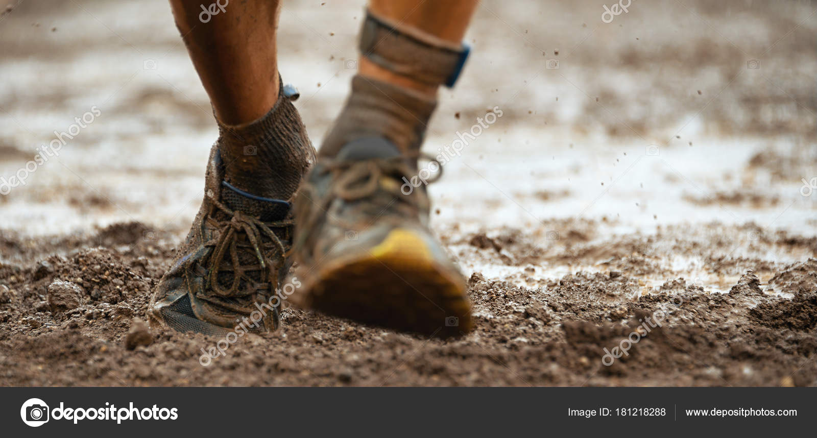 Mud Race Runners Detail Legs Muddy Running Shoes Run Mud — Stock Photo