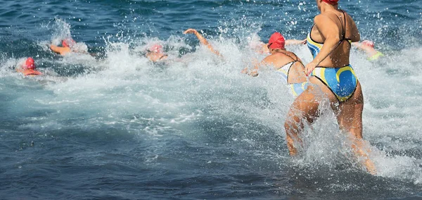 Group Triathlon Participants Running Water Swim Portion Race Splash Water — Stock Photo, Image