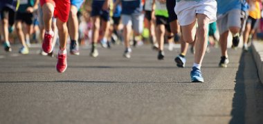 Çalışan çocuk, genç sporcular city road detay ayak üzerinde çalışan bir çalıştırmak çocuklar yarış çalıştırmak