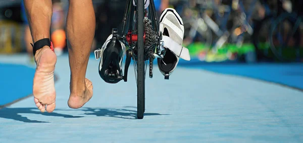 Triathlon Fiets Het Overgangsgebied Detail Van Blote Voeten — Stockfoto