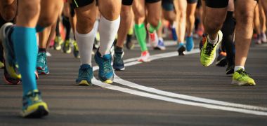 Maraton Koşu yarış insanlar ayak şehir yolda