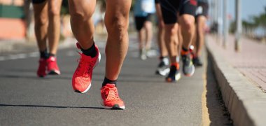 City road detay ayak üzerinde çalışan akşam ışığında çalışan maraton