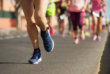 City road, ayrıntı ayak üzerinde çalışan maraton koşucu