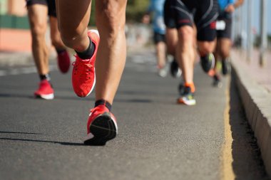 City road detay ayak üzerinde çalışan akşam ışığında çalışan maraton