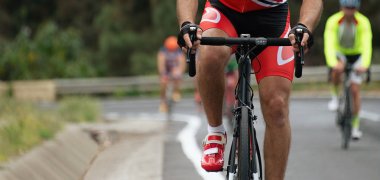 Rekabet, akşam ışığında bir yarış sürme bisikletçi sporcular Bisiklete binme