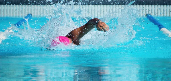 Nadador Masculino Uma Piscina Exterior Nadador Água Azul Piscina — Fotografia de Stock