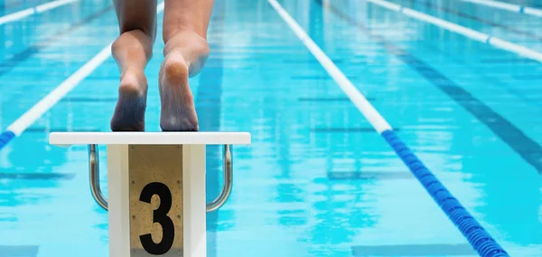 Der Schwimmer Springt Beim Start Aus Dem Startblock — Stockfoto