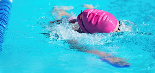 Θηλυκό Κολυμβητής Πισίνα Κολυμβητής Στο Μπλε Πισίνα Νερό — Φωτογραφία Αρχείου
