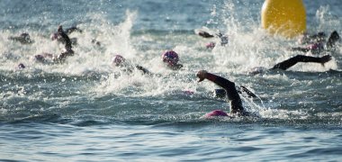 Grup insanlar içinde de triatlon Yüzme wetsuit
