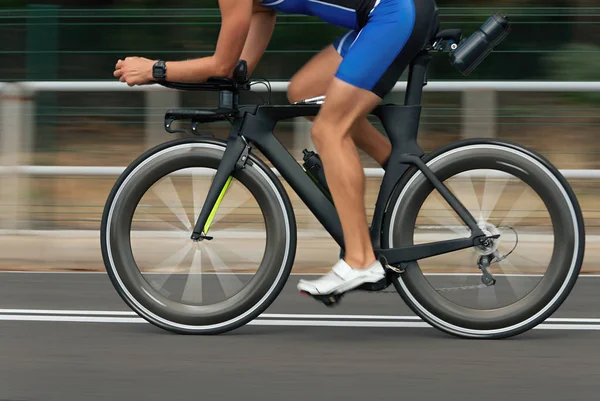 Desfoque Movimento Uma Corrida Bicicleta Com Bicicleta Piloto Alta Velocidade — Fotografia de Stock