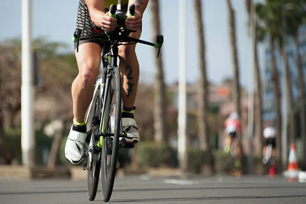 사이클 선수는 레이스를 Ironman 자전거 사이클링 자전거 — 스톡 사진