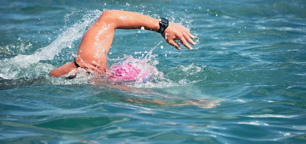 Pływak Pływanie Przeszukiwanie Błękitne Morze Szkolenia Triathlon — Zdjęcie stockowe