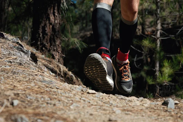 Ίχνος Τρέχει Άνθρωπος Στην Ορεινή Διαδρομή Άσκηση Πάγωμα Δράση Closeup — Φωτογραφία Αρχείου