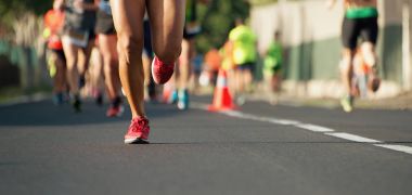 Maraton koşuyor akşamın ışığında