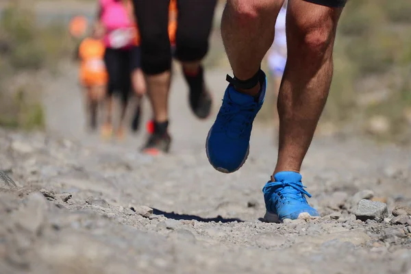 Trail Running Group Mountain Path Exercising Freeze Action Closeup Running — Stock Photo, Image