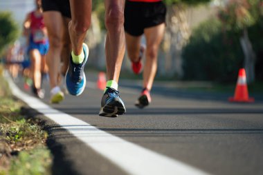 Maraton koşuyor akşamın ışığında