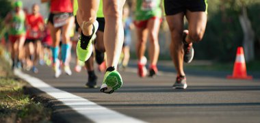 Maraton koşuyor akşamın ışığında