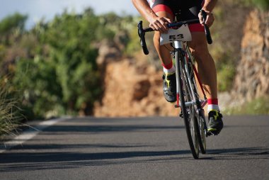 Bisiklete binme, yol bisiklet bisikletçi adam atlet yarış döngüsü üzerinde küme cyclocomputer tarafından kontrol edilir