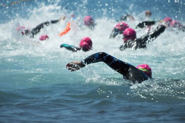 Grup insanlar içinde de triatlon Yüzme wetsuit