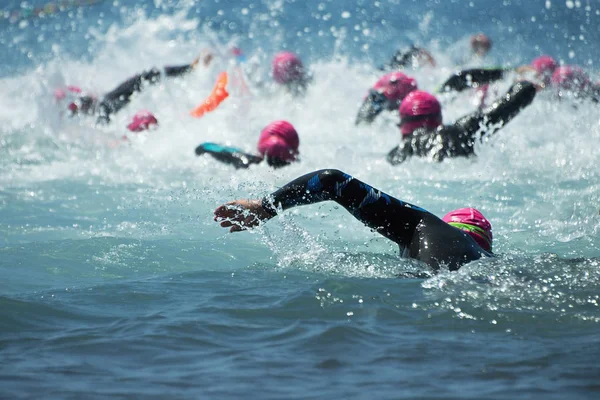 Grupo Personas Traje Neopreno Nadando Triatlón —  Fotos de Stock