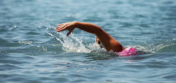 Nuotatore Uomo Strisciare Nel Mare Blu Formazione Triathlon — Foto Stock