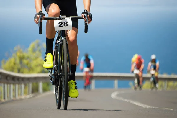 レースに乗って自転車選手をサイクリング — ストック写真